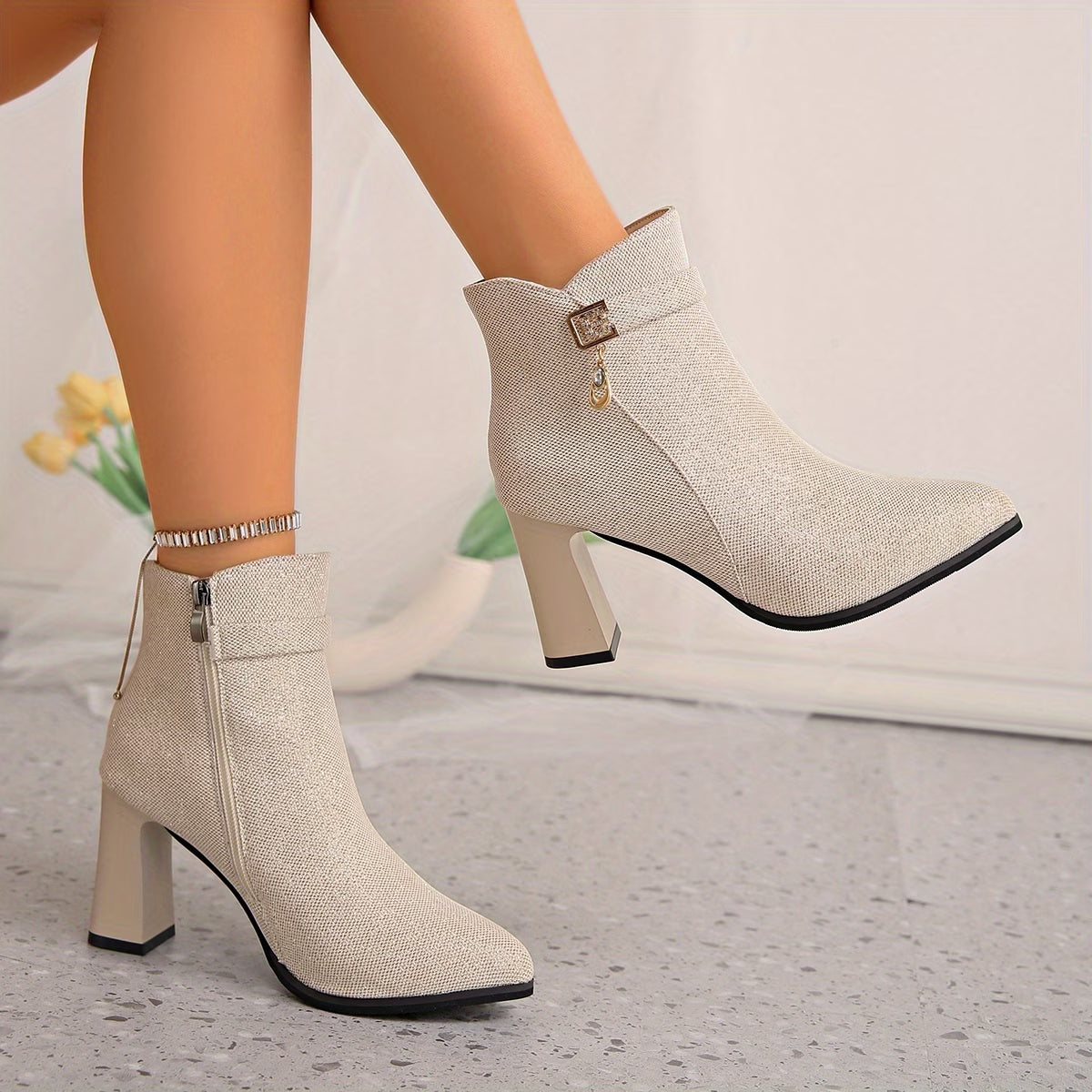 Botine Elegante cu Toc Gros și Detaliu Auriu - Crem