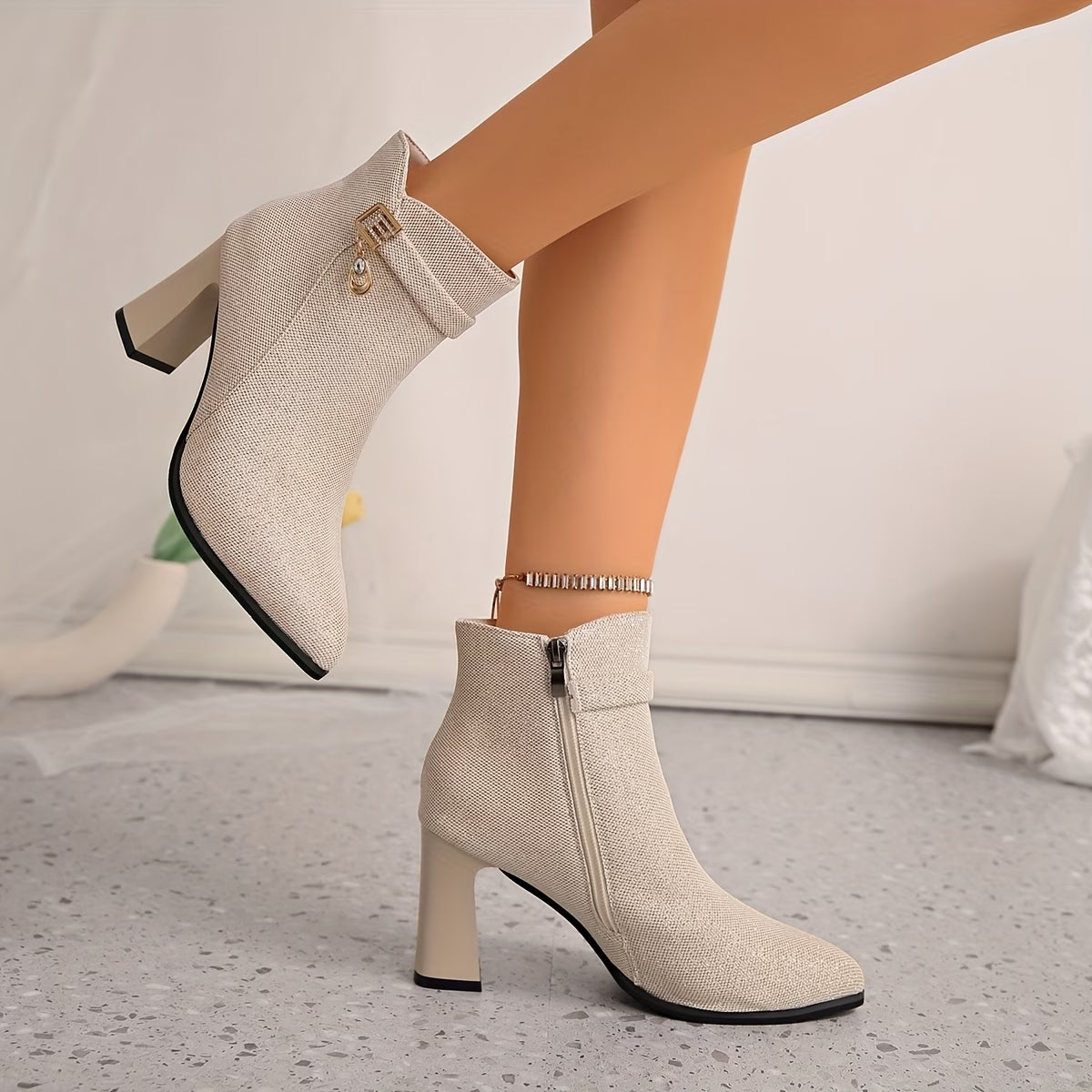 Botine Elegante cu Toc Gros și Detaliu Auriu - Crem